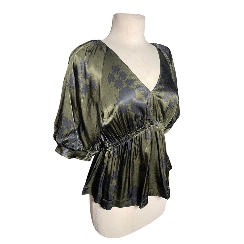 MADEWELL Women’s Shirred Puff Sleeve Crinkle Satin Vneck Green Top - Picture 5 of 7